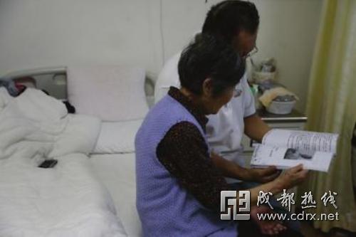 八旬大爷58年后与青梅竹马初恋重逢 甘愿留成都照顾生病的她