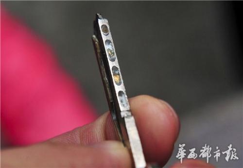 成都东方丽苑小区近百住户锁孔被破坏 开锁小广告蜂拥而至
