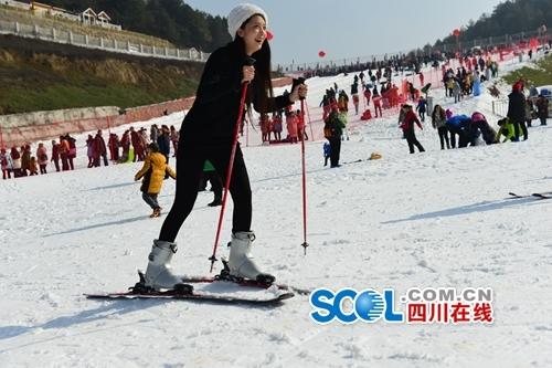 广元曾家山首届“冰雪节”开幕式在曾家山滑雪场国际度假区举行