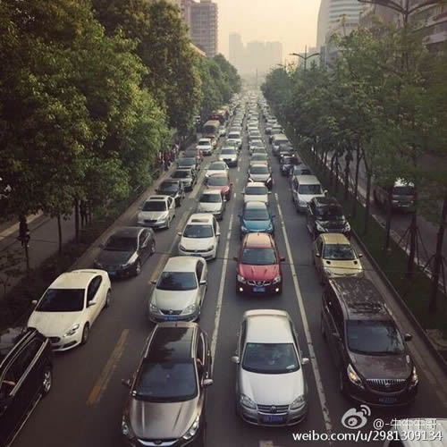 成都今天的红星路太堵了车辆排行 交警：一个阴沟盖引发大堵车