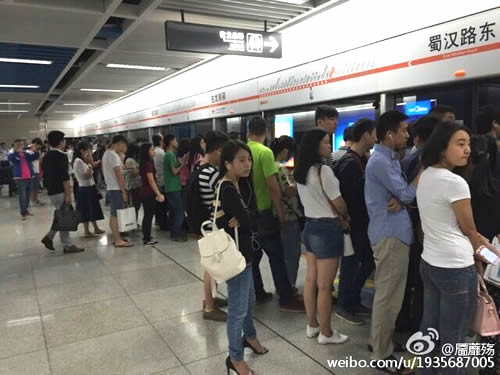 今天成都地铁二号线龙泉驿方向大面积延误 官方：设备故障所致