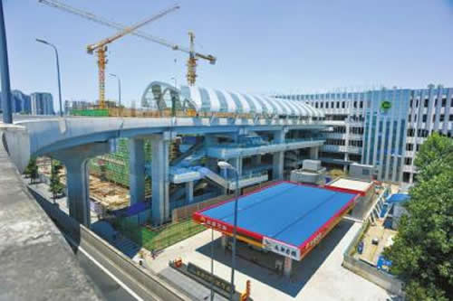 成都金沙公交枢纽综合体8月1日试运行 楼顶还能踢足球