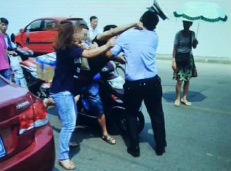 违法停车的姐弟对交警大打出手。