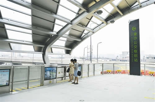 成都金沙公交枢纽BRT站台设备已经安装到位。