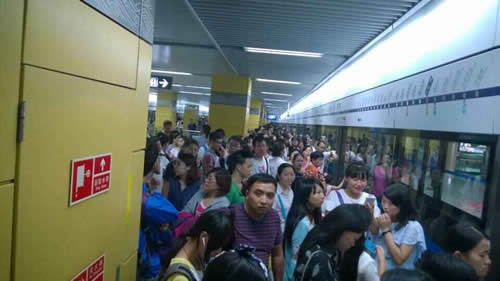 成都地铁一号线设备故障大量旅客滞留在天府广场