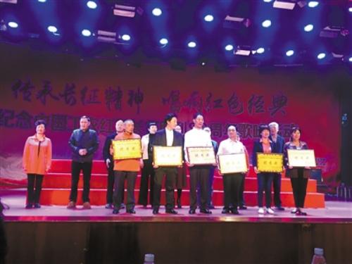 郫县隆重举行纪念中国工农红军长征胜利80周年歌咏活动