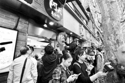 阿大葱油饼新店开张 饿了么助上海老味道飘香街头