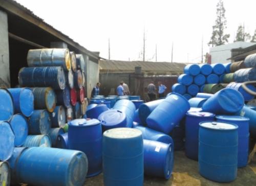 崇州首例污染环境案宣判：男子冲洗工业废桶“染黑”河沟获刑2年
