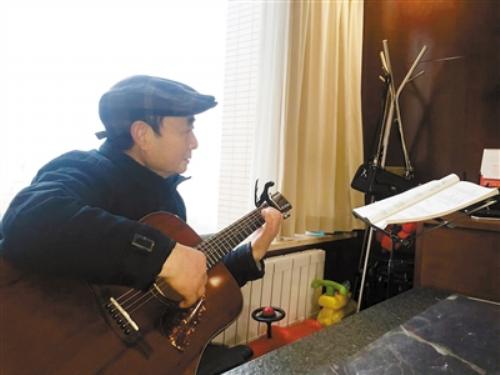 天府新区华阳街道周益志“大叔” 70岁的他得一手好吉他