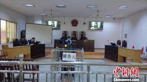 云南一男子冒充警察“骗财骗色”受审　乐华方 摄