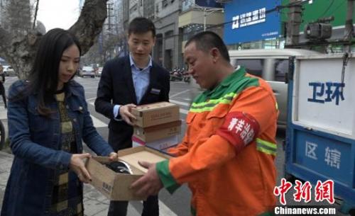 成都爱心人士向男环卫工赠送礼物，希望其转送给他的妻子。　何浠 摄