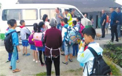 彭州一辆送小学生上学的客车超载90% 学生书包被挤变形