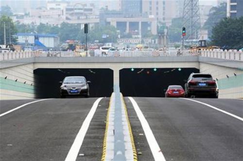 成都杉板桥路理工下穿隧道通车将形成立体交通从下穿上成南高速只需一分钟