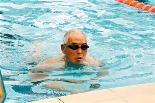 成都上午游泳者老人约占一半 注意年纪越大越要减量