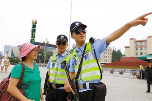 成都天府广场巡警坚守一线烈日下为游客服务