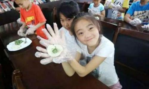 成都晋阳社区小朋友学习包饺子带给奶奶尝