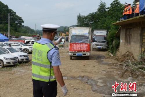 图为交警疏导救援现场交通。　钟欣 摄