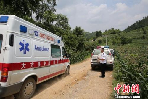 图为交警疏导交通确保“生命通道”。公安厅党委委员、交管局局长王健伍带队上阵，在在大方理化指挥疏导交通 钟欣 摄