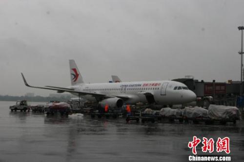 成都机场遭受雷暴天气128个进出港航班延误 9000余名旅客受影响