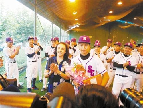 棒球小将王寒冰运动场上收到2016年四川全省第一封高考录取通知书