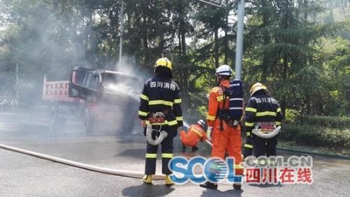 天气热遂宁玉龙路一辆货车发生自燃车头烧成光架架