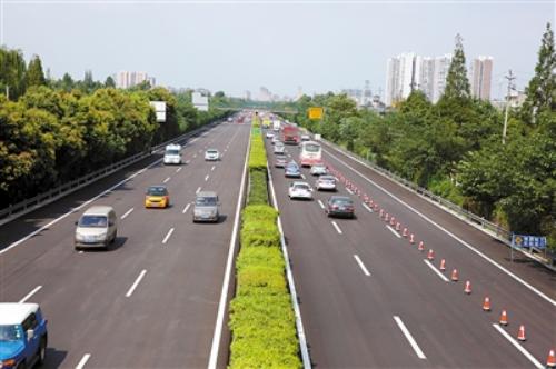 成温邛高速路面加铺工程已经进入全线实施阶段 交通压力最大阶段来临