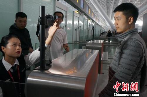 郑州机场启用“无纸化乘机”服务和人脸识别技术