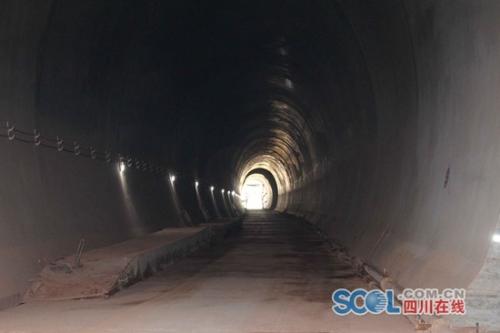 成都地铁“新机场线”18号线首个隧道洞通与天府机场同步开通运营