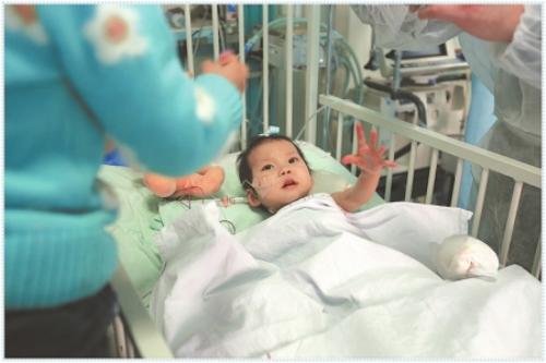 新疆3岁女孩奥利奥在成都3年 已接受4次开胸手术