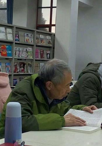 川大老教授吴兆锋年过八旬 每天泡图书馆看书