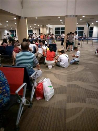 航班延误 170多名返川游客滞留巴厘岛机场16小时