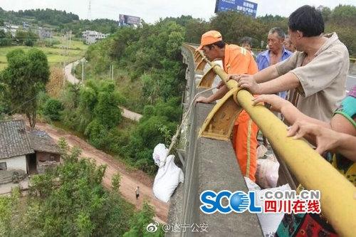 成南高速遂宁段散落工业盐被当地村民带走 目前已回收一吨