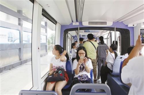 成都启动最大规模暑期地铁互动活动 市民体验首辆有轨电车