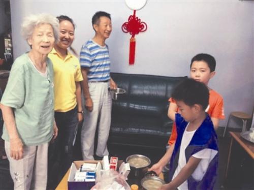 成都江东民居小区居民为老人送汤坚持三年每月至少一次