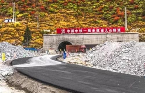 世界上海拔最高的特长公路隧道雀儿山隧道国庆前通车 10分钟翻越“川藏第一险”