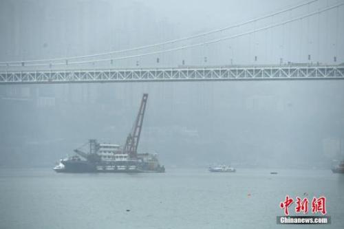 重庆万州坠江公交车被打捞出水 回顾救援过程