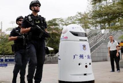 广州首个警用机器人在广州塔景区上岗执勤 模样呆萌可爱