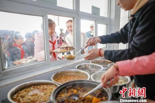 青川县红光小学：留守儿童和他们的爱心午餐直播