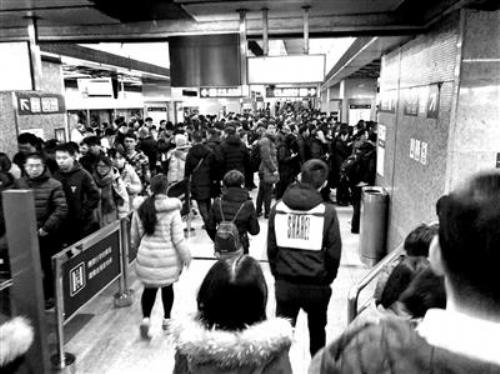 北京地铁4号线连续两天发生延误 不少乘客称不知如何找地铁开延误证明