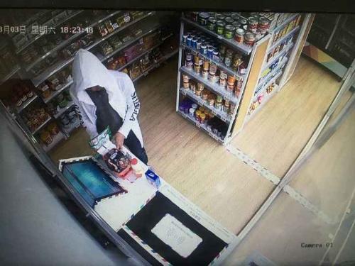 无人超市偷东西 郫都区一男子被远程系统锁住遭