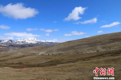 西藏軍區某團保障一線物資:碾冰破雪挺進山南市錯那縣無名湖