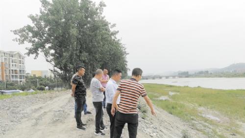 新津县花桥镇：沿河寻访污染源让石马堰早点变干净