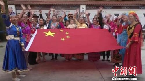 北川县桃龙藏族乡13个民族群众“绣制国旗”庆国庆