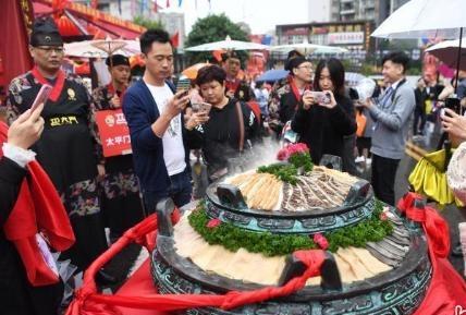 第十一届中国(重庆)火锅美食文化节开幕 邀游客烫万人火锅宴