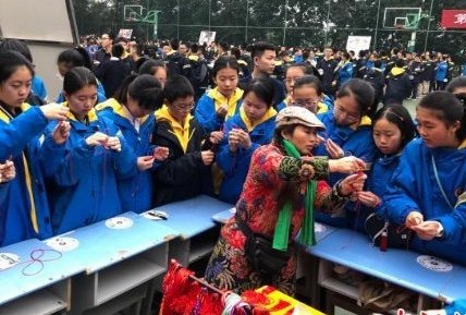 重庆近千名学生在艺术节体验学习传统技艺