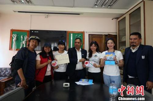 中国民间女子珠峰登山队从尼泊尔侧南向珠峰进发