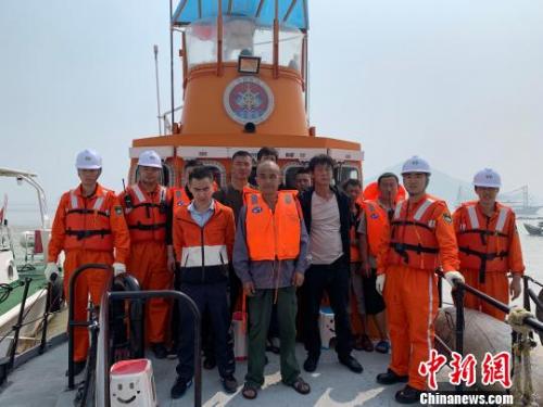 渔船触礁搁浅 东海救助局成功救助10名遇险船员