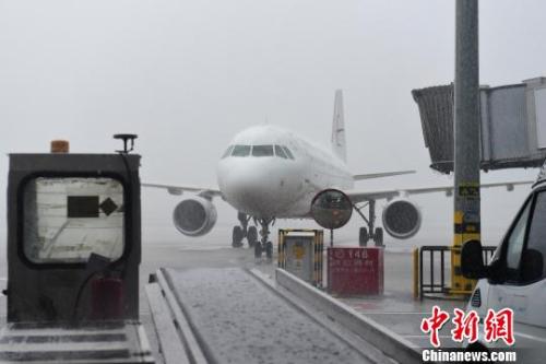 成都机场22日遭遇雷暴天气 超百个航班受影响