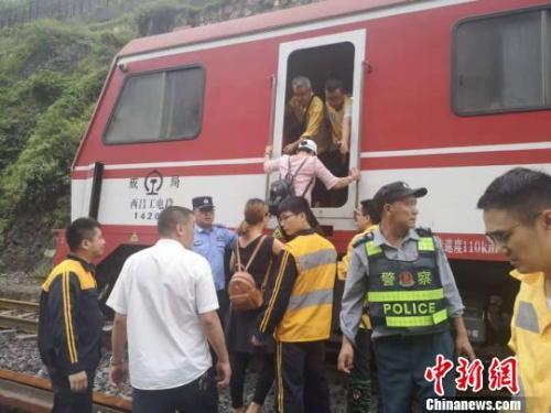 成昆铁路3处水害点继续抢险 紧急转移村民913人列车停运