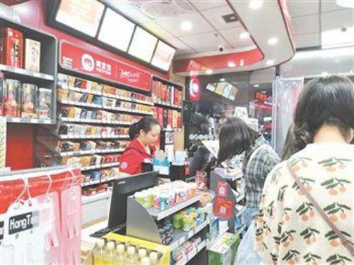 媒体探访重庆24小时便利店店员：流失率高 干一年走人是常态